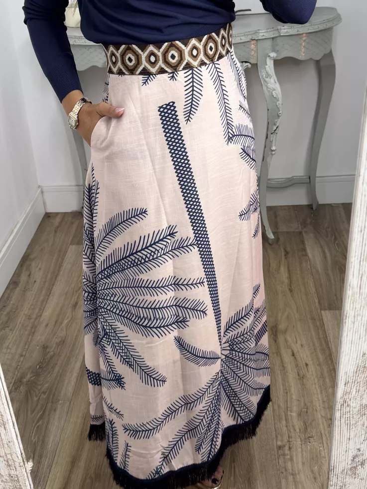 Falda estampada azul flecos negros abajo