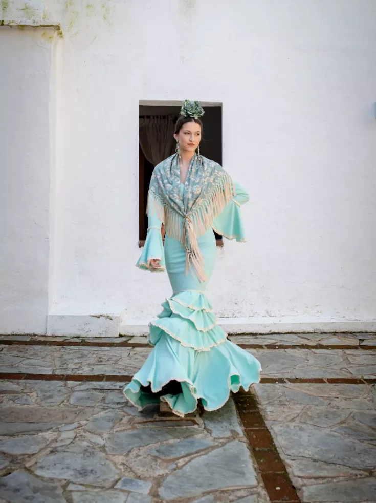 Mantón Rocio bordado verde agua y beige