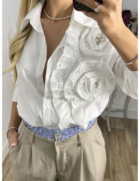 Camisa blanca con volante en forma de flor
