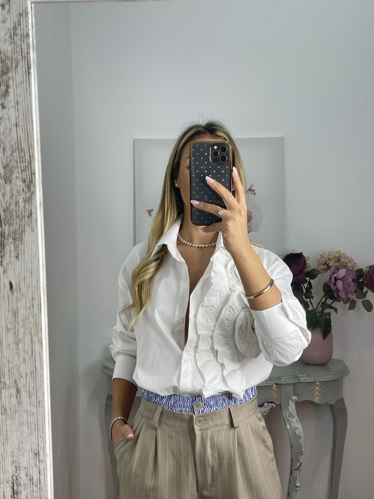 Camisa blanca con volante en forma de flor