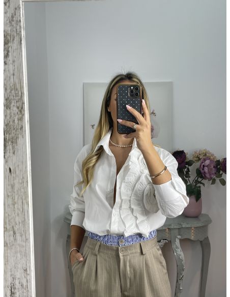 Camisa blanca con volante en forma de flor