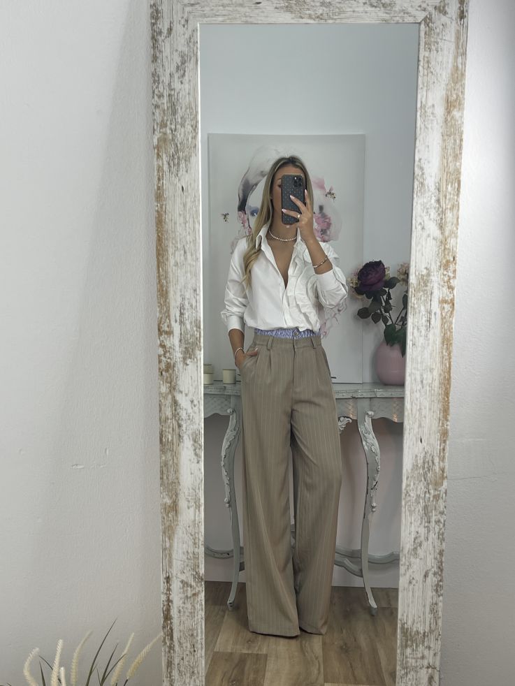 Camisa blanca con volante en forma de flor