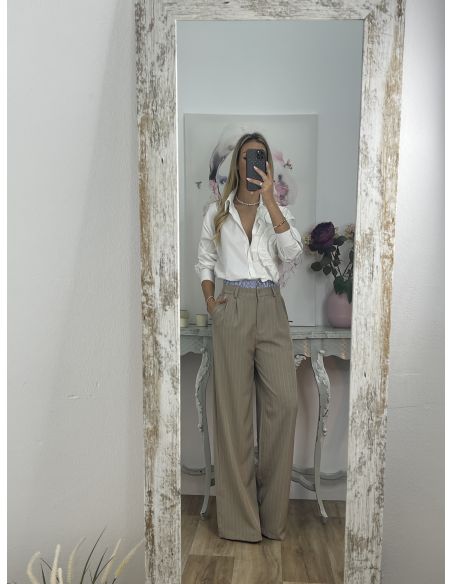 Camisa blanca con volante en forma de flor