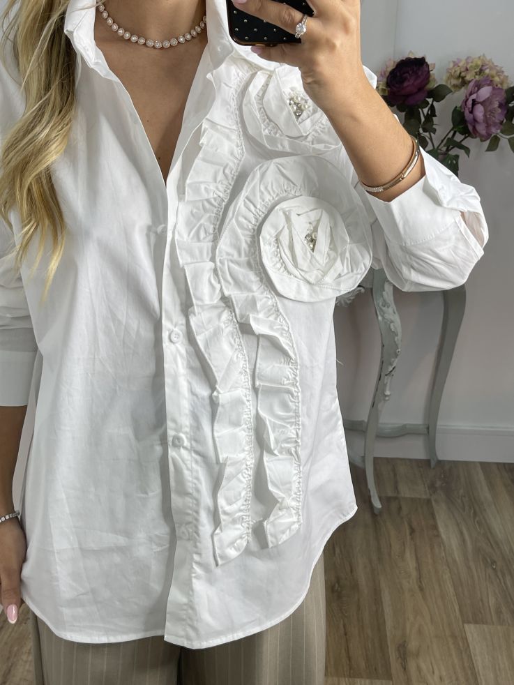 Camisa blanca con volante en forma de flor