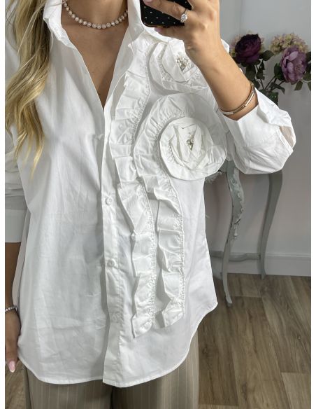 Camisa blanca con volante en forma de flor
