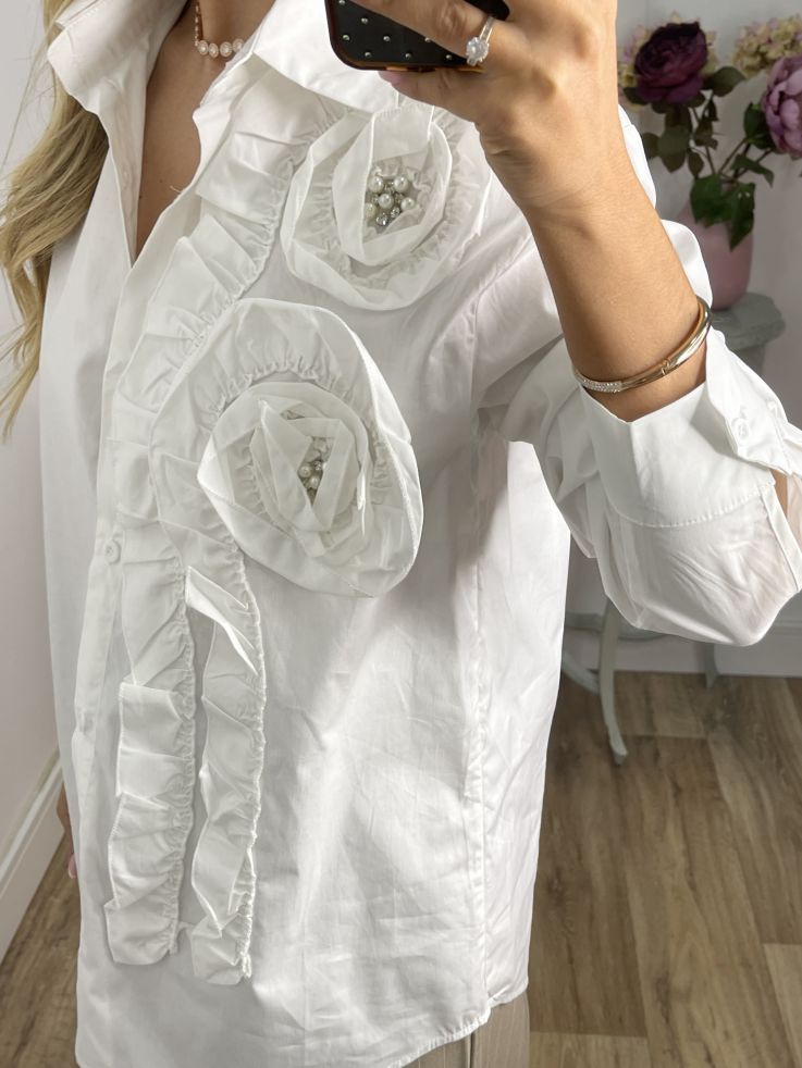 Camisa blanca con volante en forma de flor