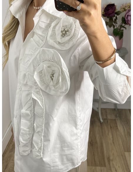 Camisa blanca con volante en forma de flor