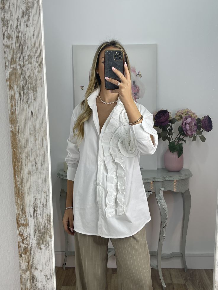 Camisa blanca con volante en forma de flor
