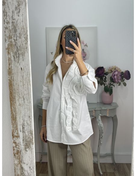 Camisa blanca con volante en forma de flor