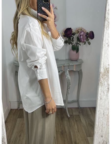 Camisa blanca con volante en forma de flor