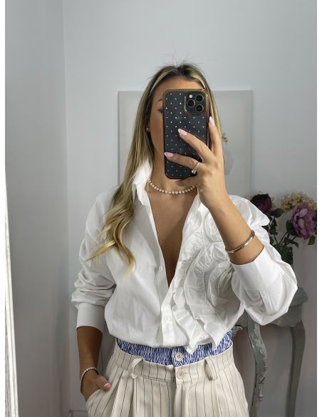 Camisa blanca con volante en forma de flor