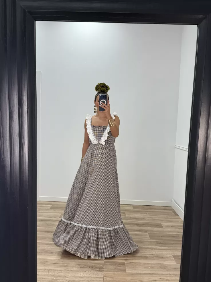 Bata cuadros marrón con batista bordada