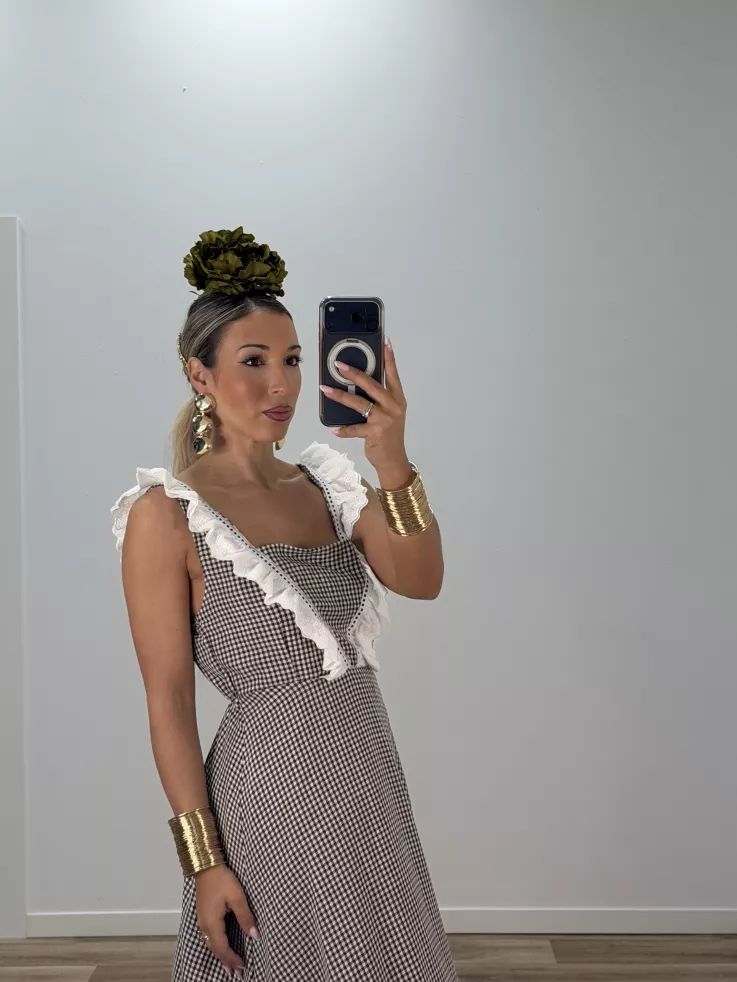 Bata cuadros marrón con batista bordada