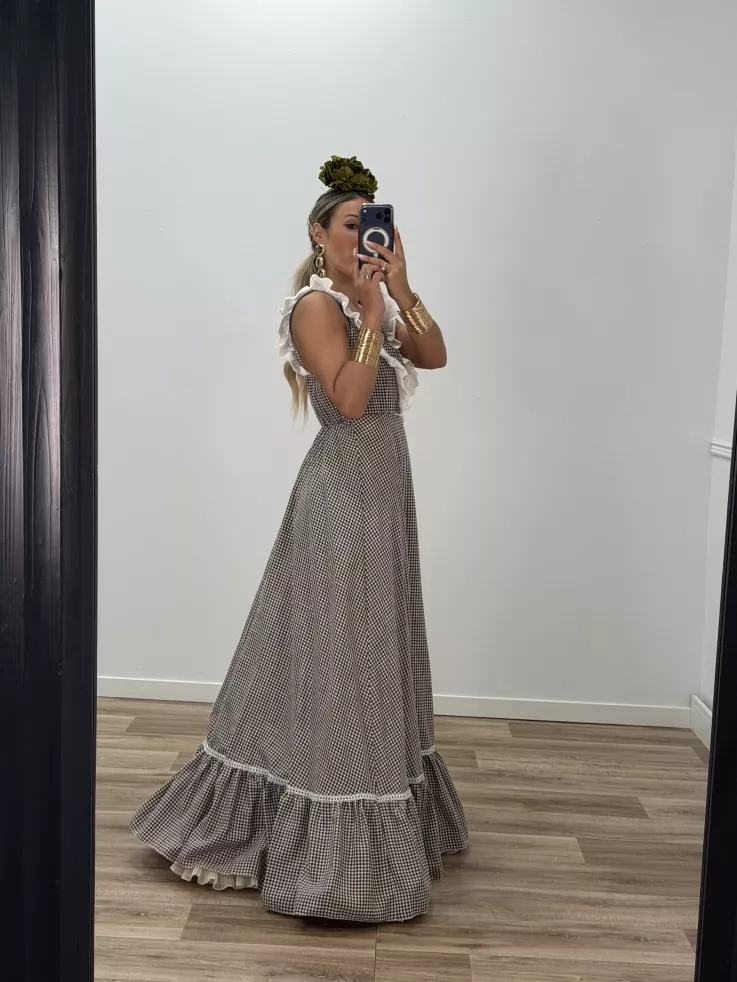 Bata cuadros marrón con batista bordada