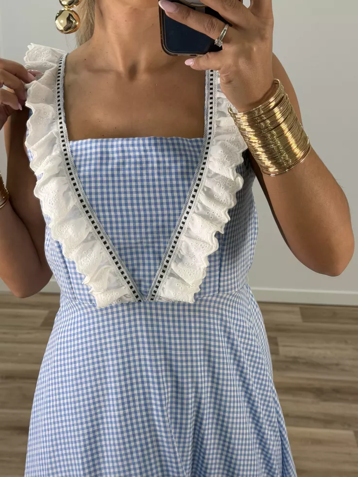 Bata cuadros azul con batista bordada