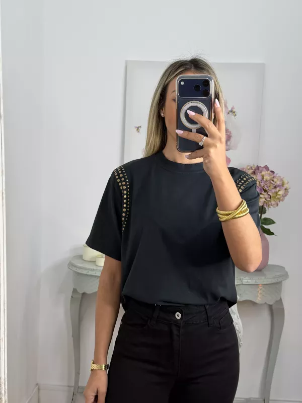 Camiseta negra con tachuelas hombro