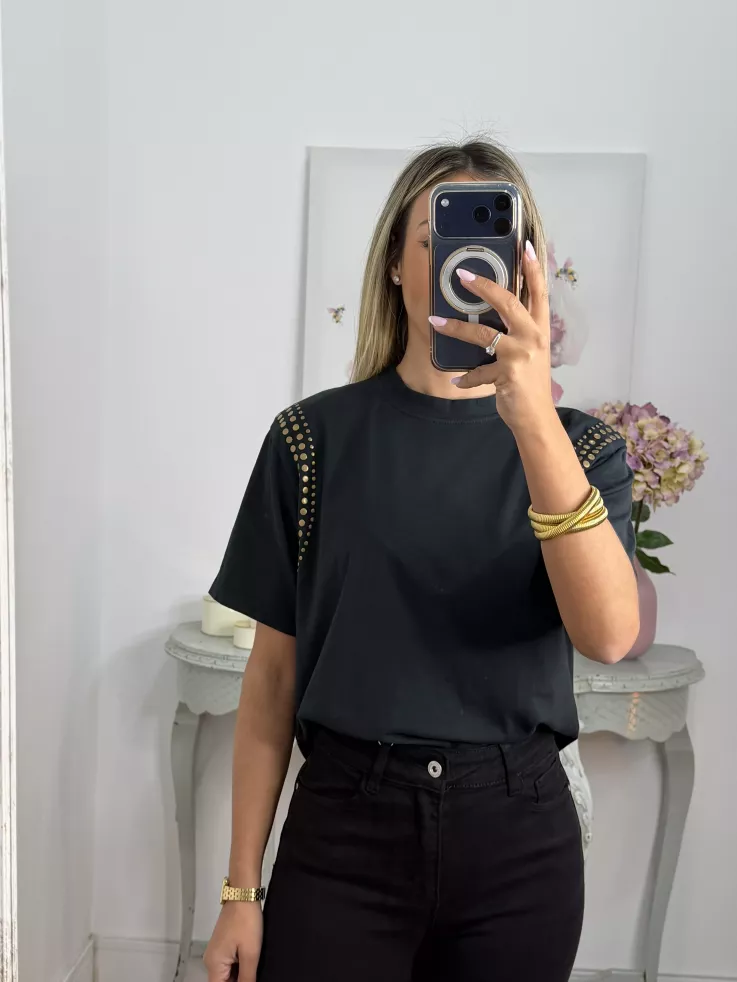 Camiseta negra con tachuelas hombro