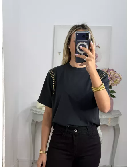 Camiseta negra con tachuelas hombro