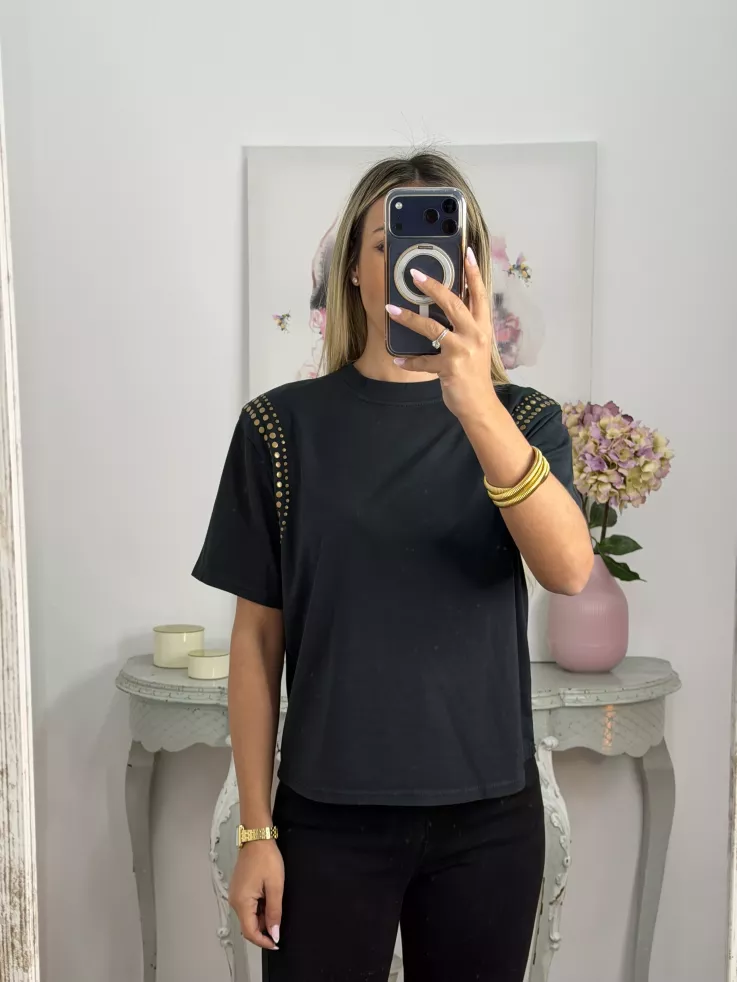 Camiseta negra con tachuelas hombro