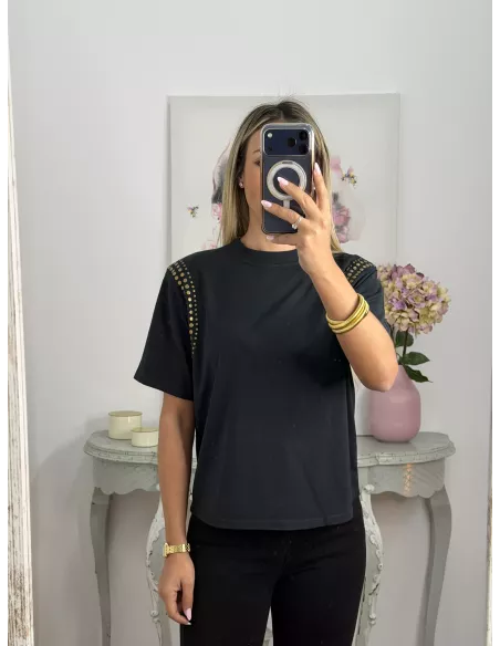 Camiseta negra con tachuelas hombro