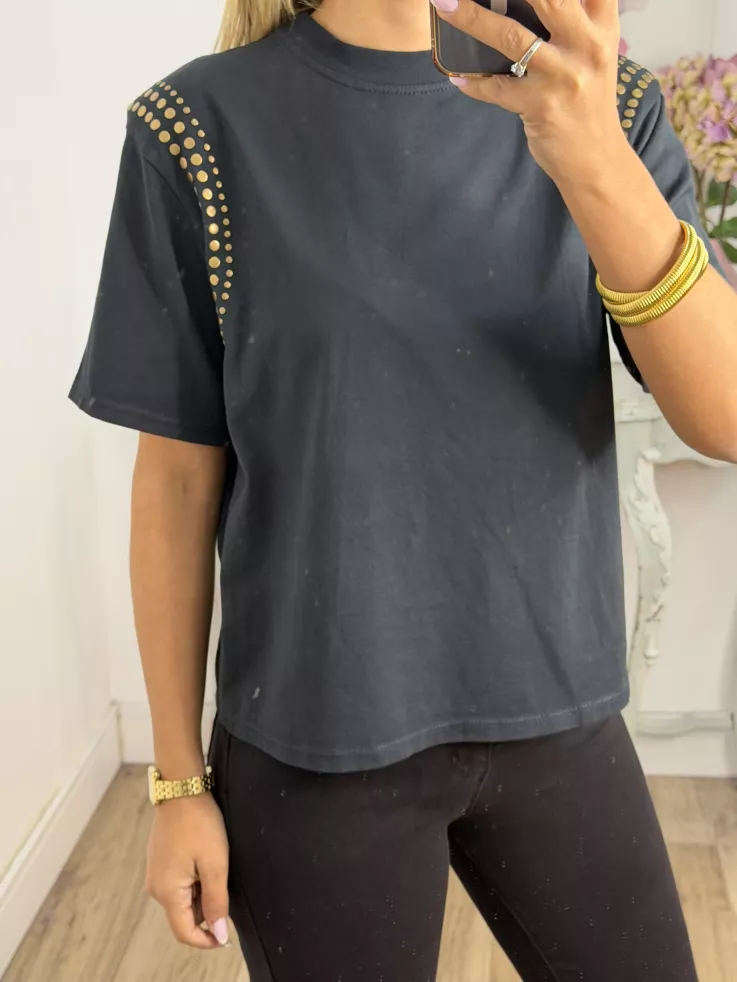 Camiseta negra con tachuelas hombro
