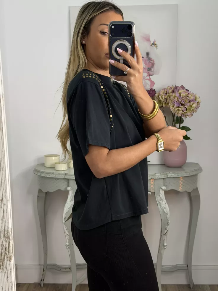 Camiseta negra con tachuelas hombro