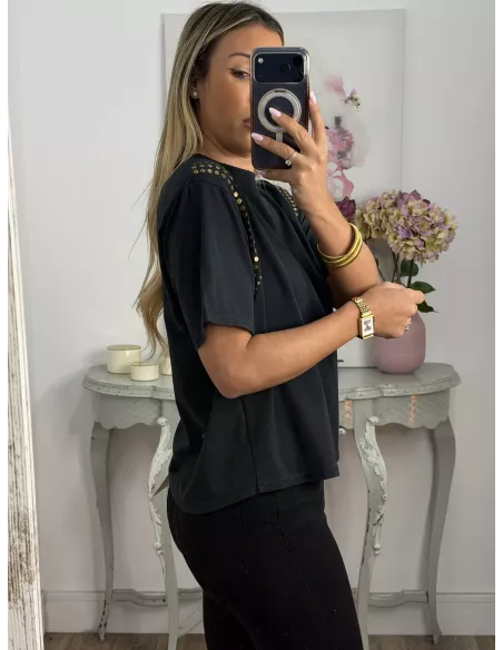 Camiseta negra con tachuelas hombro