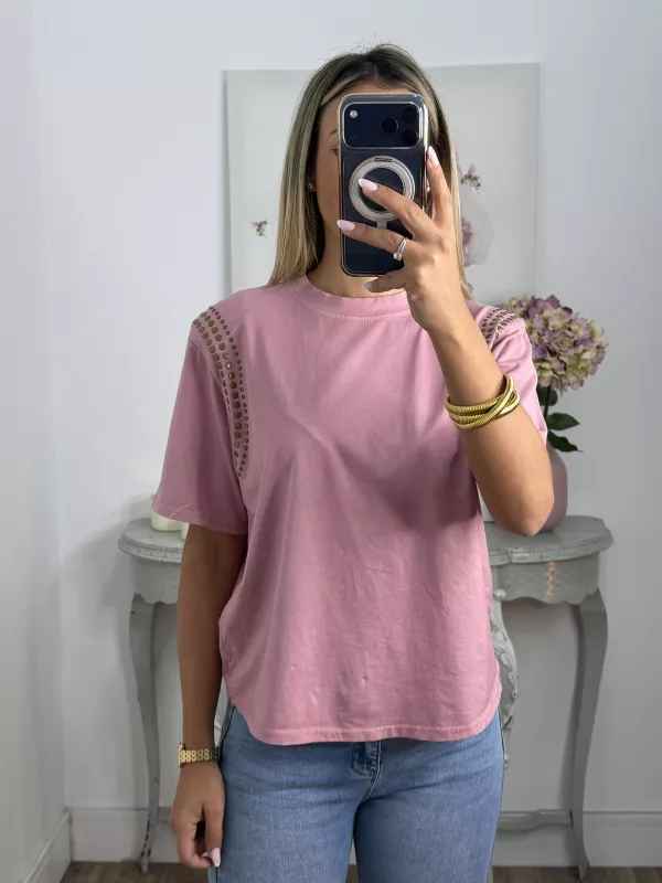 Camiseta rosa con tachuelas hombro