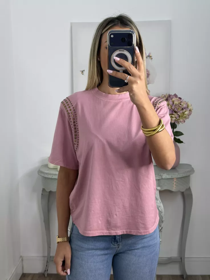 Camiseta rosa con tachuelas hombro