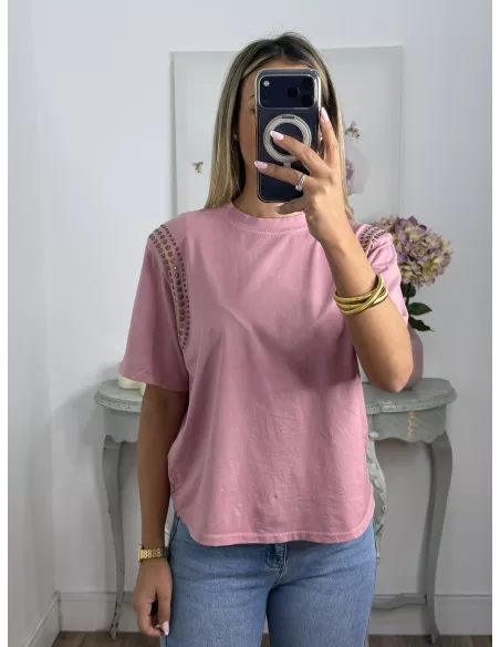 Camiseta rosa con tachuelas hombro
