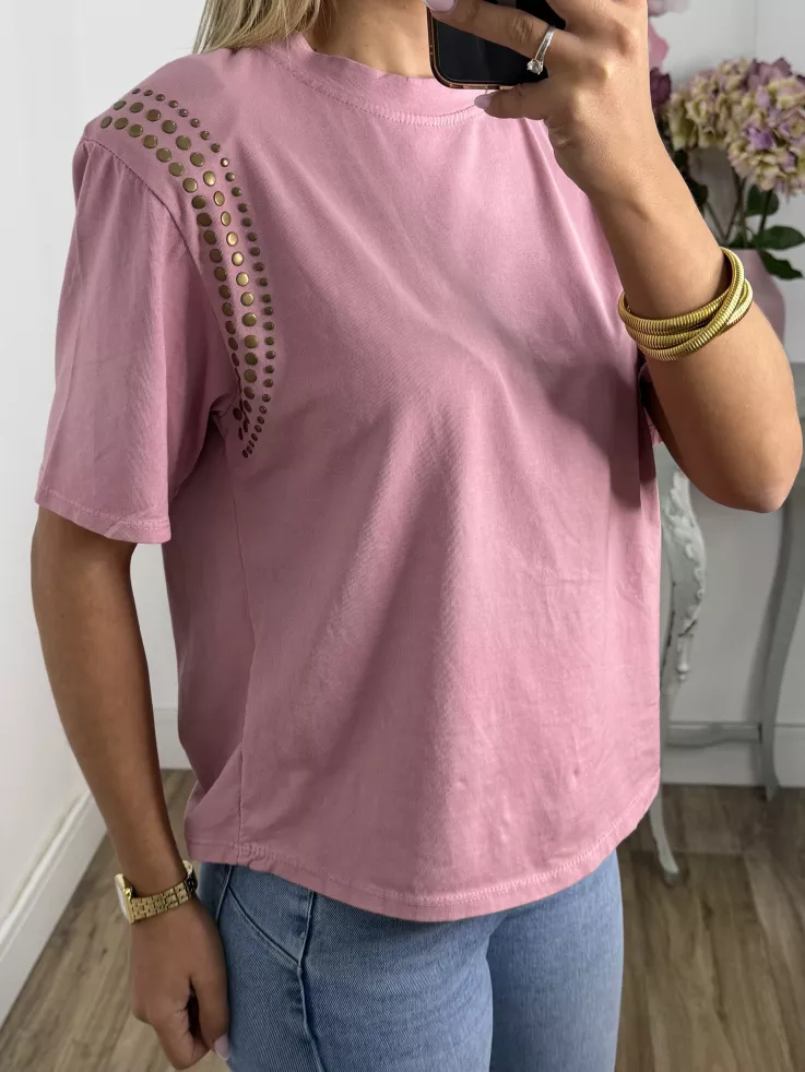 Camiseta rosa con tachuelas hombro