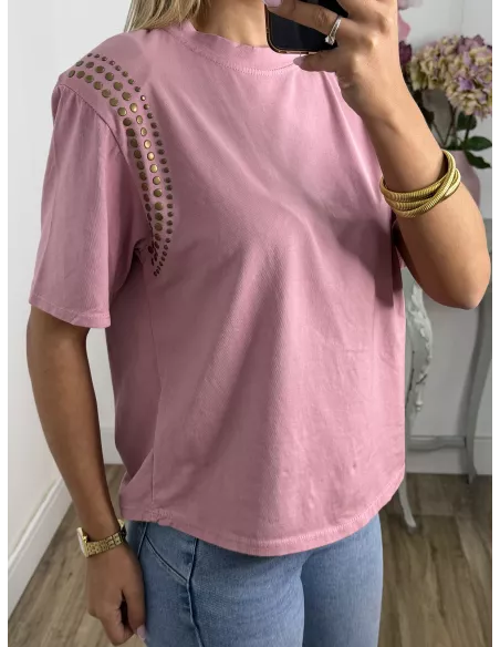 Camiseta rosa con tachuelas hombro