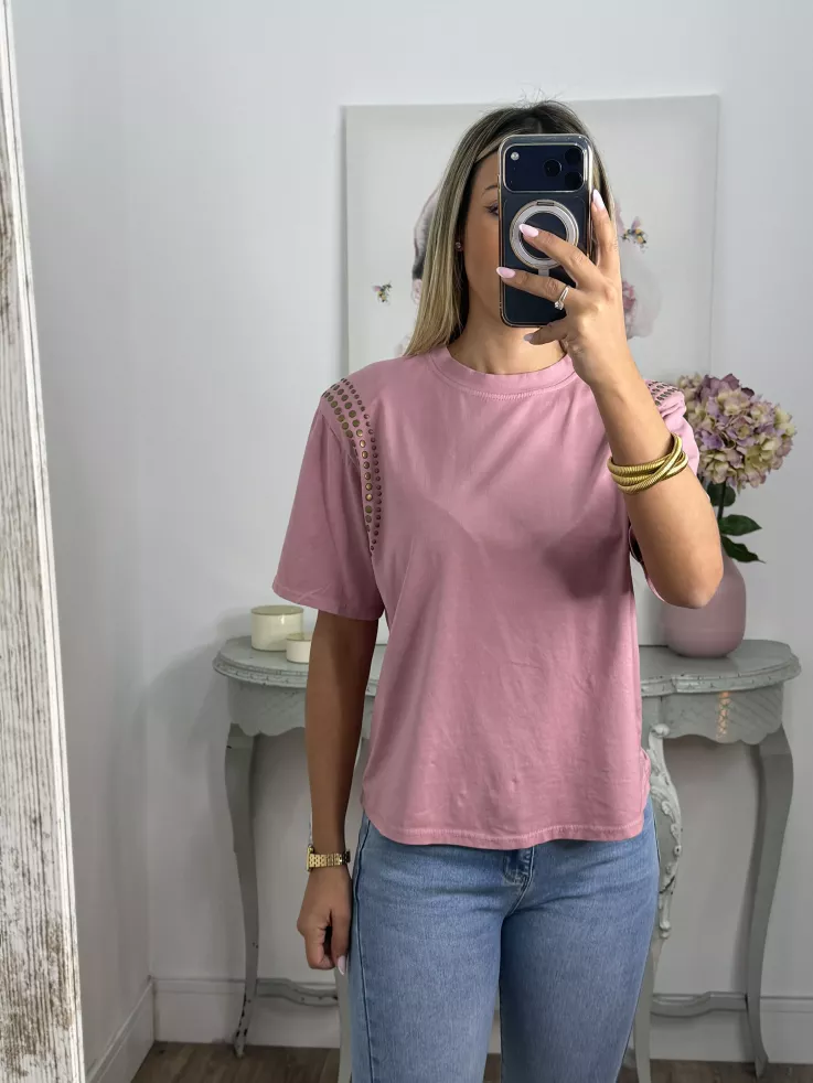 Camiseta rosa con tachuelas hombro
