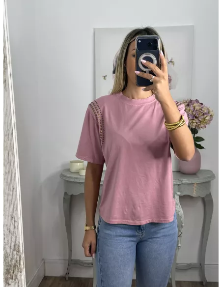 Camiseta rosa con tachuelas hombro