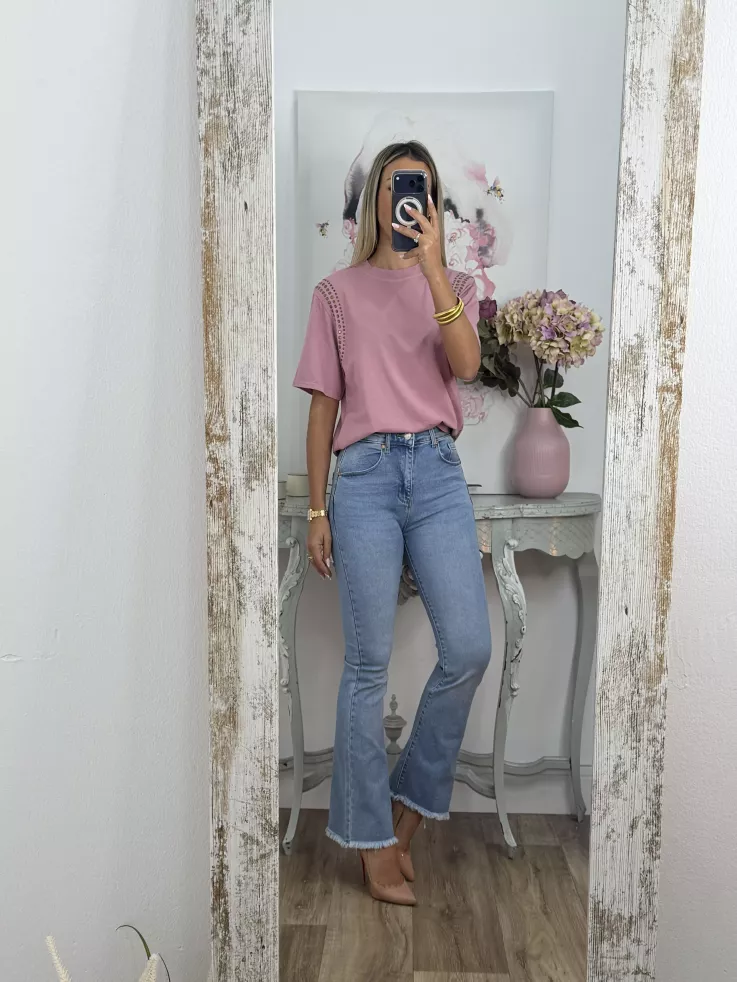 Camiseta rosa con tachuelas hombro