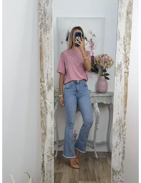 Camiseta rosa con tachuelas hombro