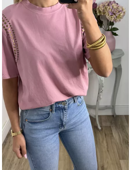 Camiseta rosa con tachuelas hombro