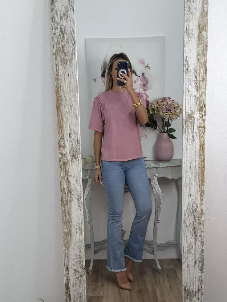 Camiseta rosa con tachuelas hombro