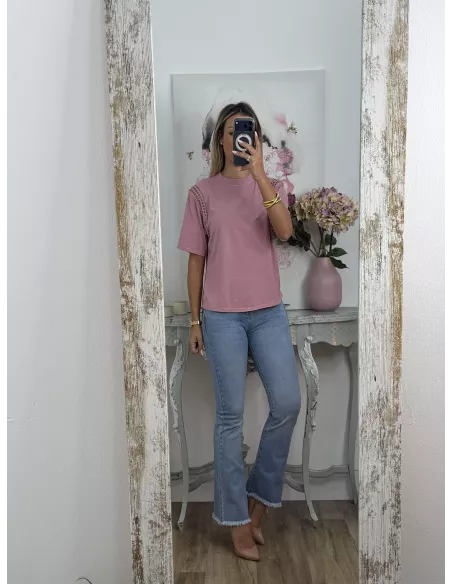Camiseta rosa con tachuelas hombro