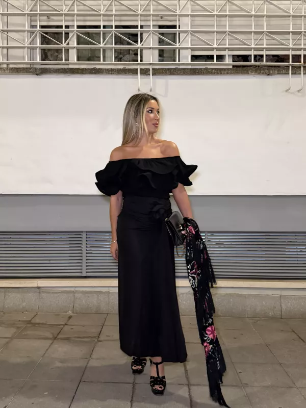 Falda con flores negra