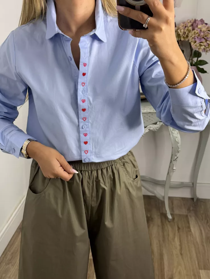Camisa celeste con corazones