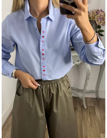 Camisa celeste con corazones