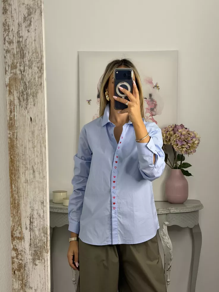 Camisa celeste con corazones