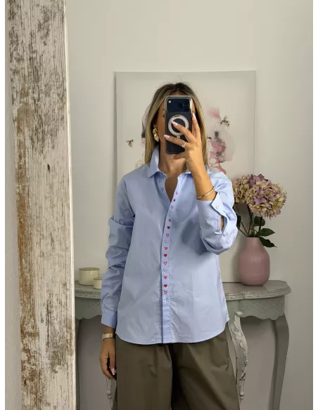 Camisa celeste con corazones