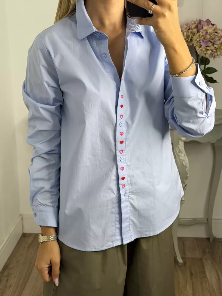 Camisa celeste con corazones