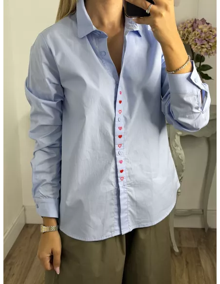 Camisa celeste con corazones