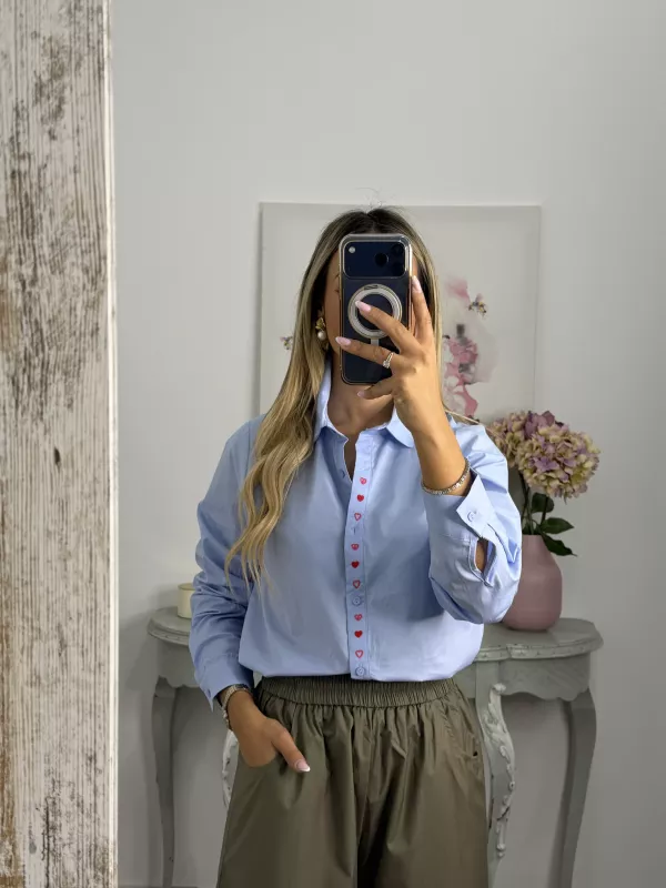 Camisa celeste con corazones