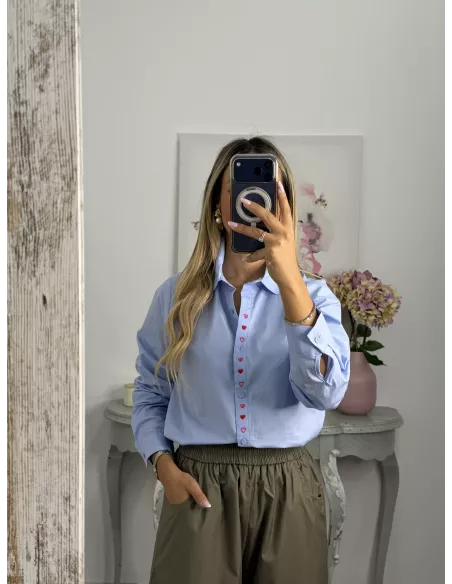 Camisa celeste con corazones