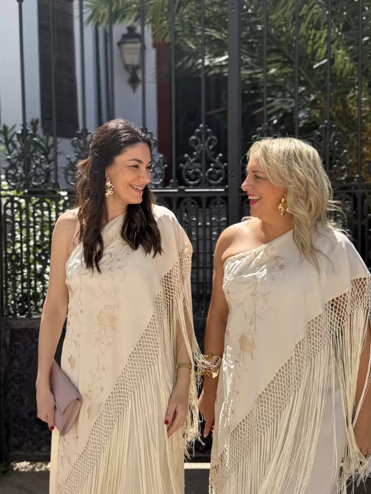 Vestido Mantón bordado hueso