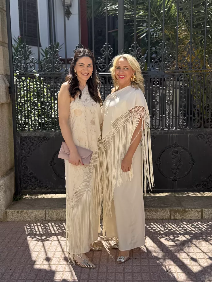 Vestido Mantón bordado hueso
